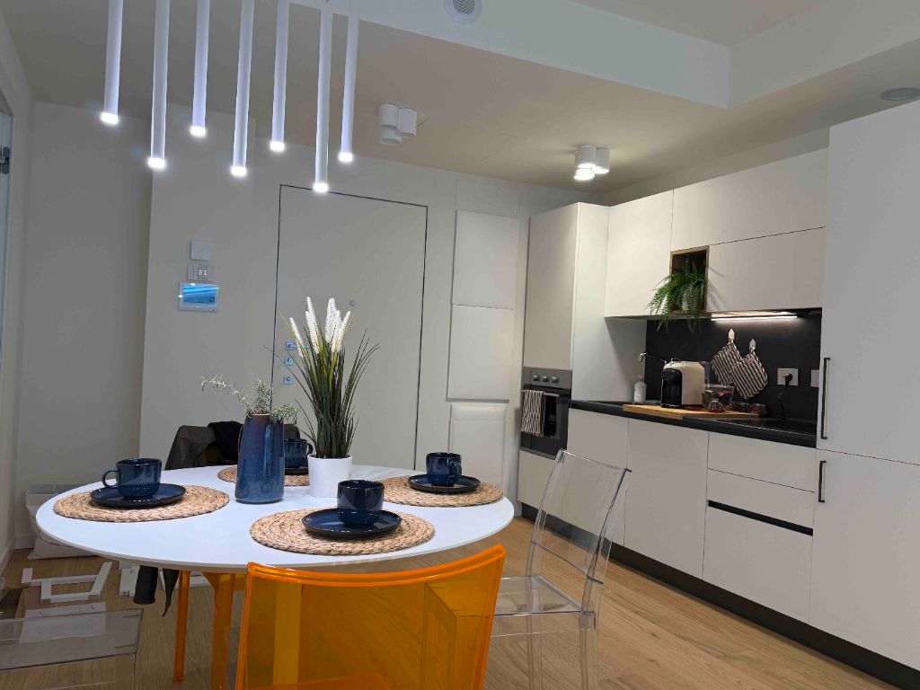 Cucina moderna bianca elettrodomestici design appartamento genova