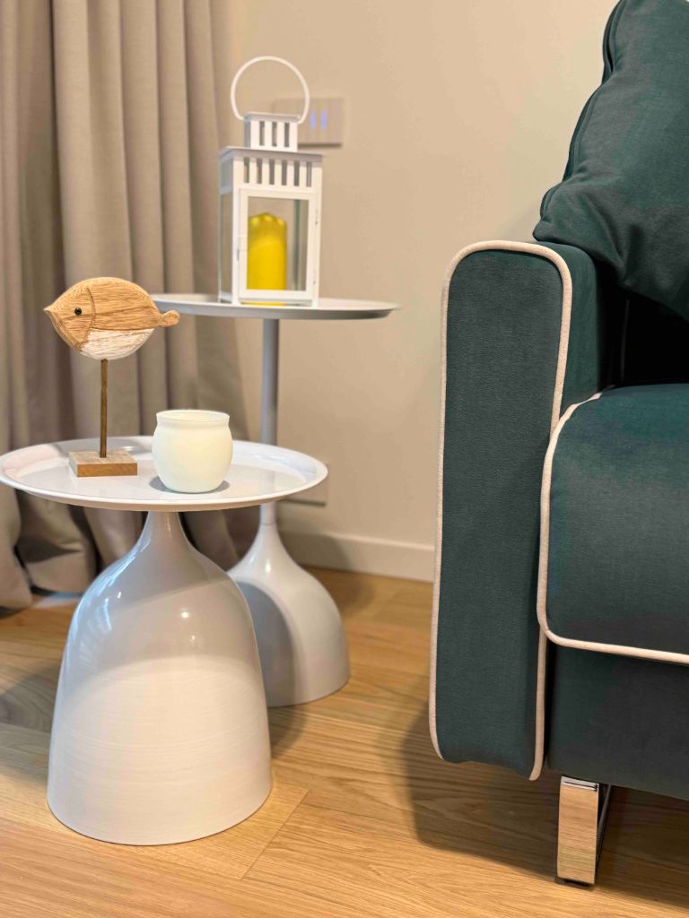 Soggiorno vista completa divano verde arredo moderno waterfront