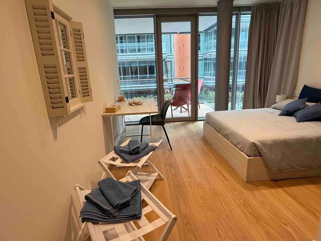 Mobile TV decorazioni lavanda conchiglie design appartamento