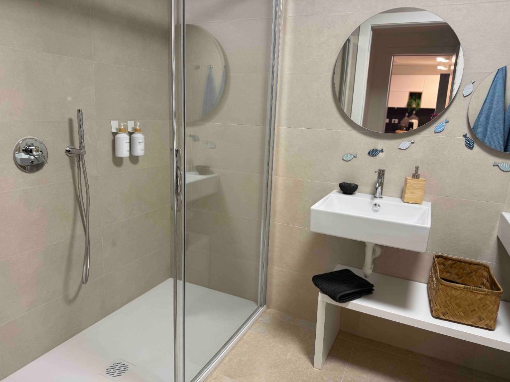 Bagno doccia design piastrelle beige appartamento genova