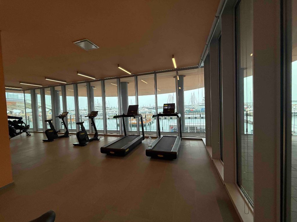 Parcheggio coperto auto sicuro condominio waterfront genova