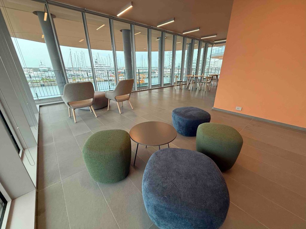 Palestra attrezzature pesi professionali vista mare waterfront