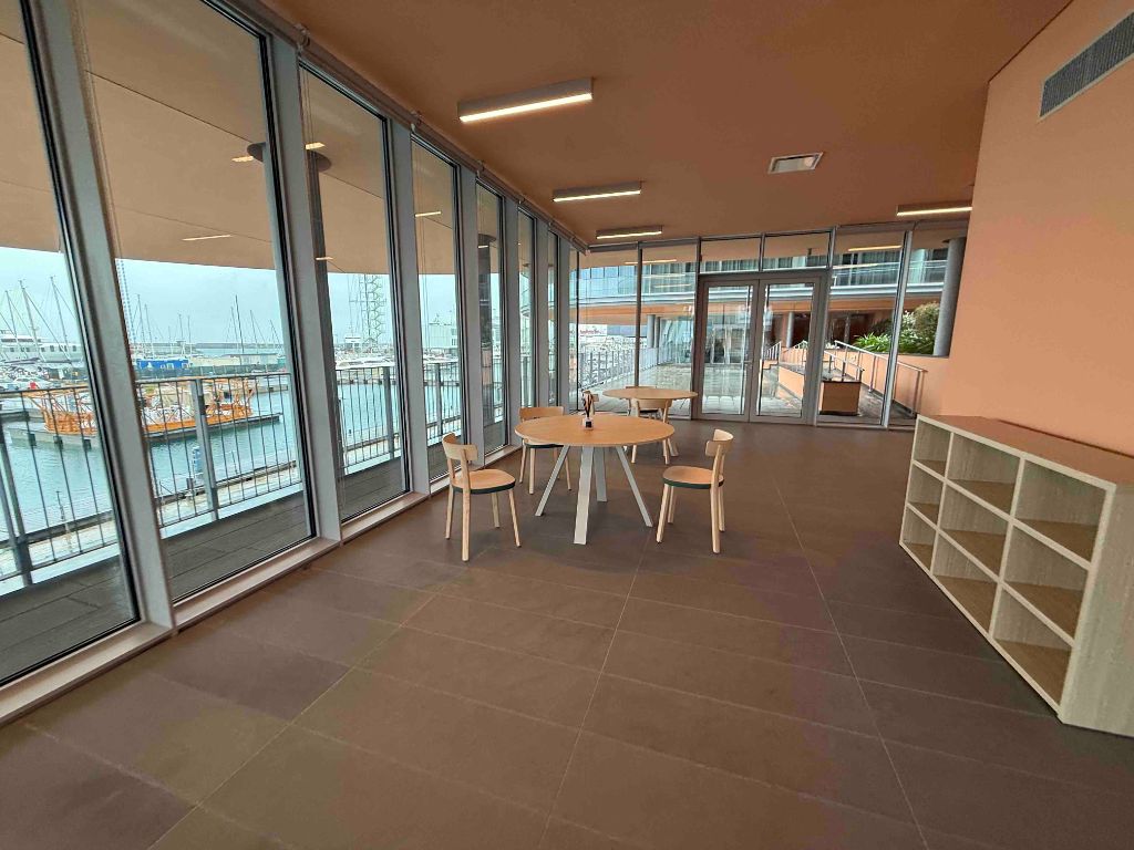 Sala relax vista porto turistico area comune waterfront genova