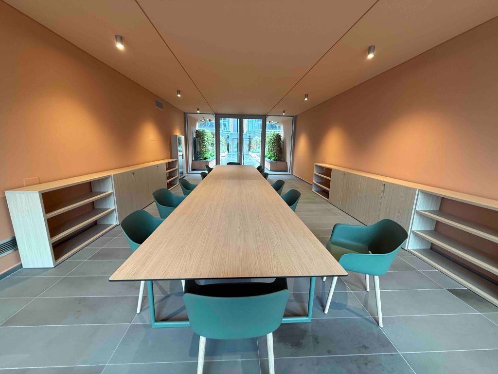 Sala comune tavoli sedie vista porto waterfront renzo piano