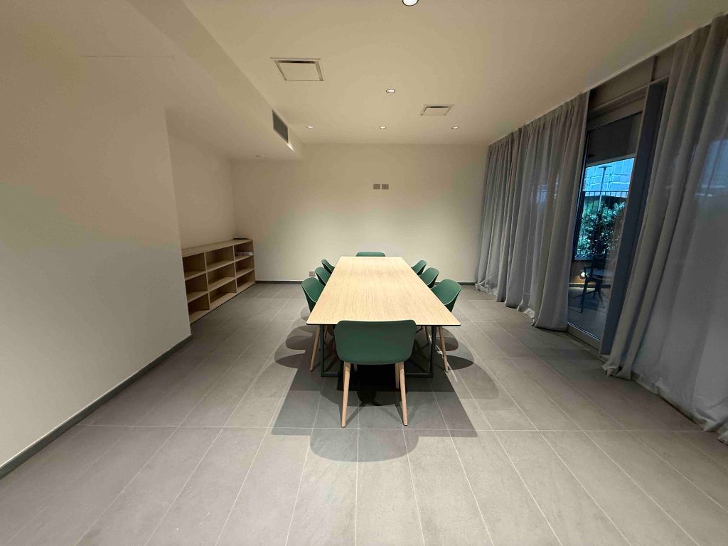 Sala meeting sedie verdi tavolo area comune waterfront genova