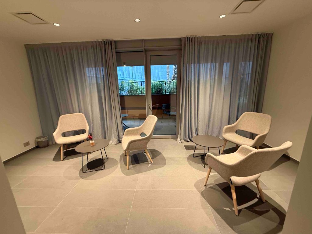 Sala meeting sedie turchesi design area comune waterfront genova